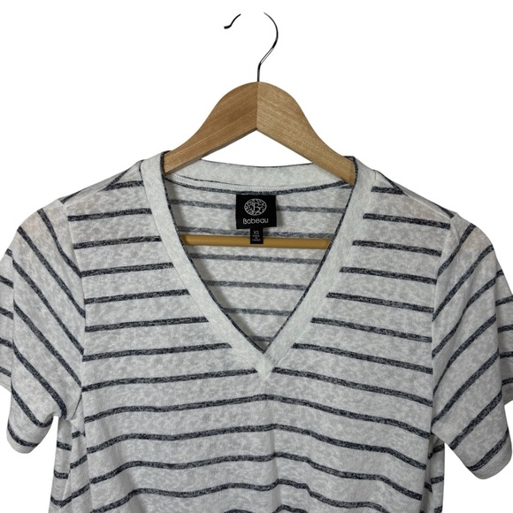 Bobeau Women’s Soft Knit Twist Hem V-Neck Tee in White/Charcoal XS - Picture 3 of 9